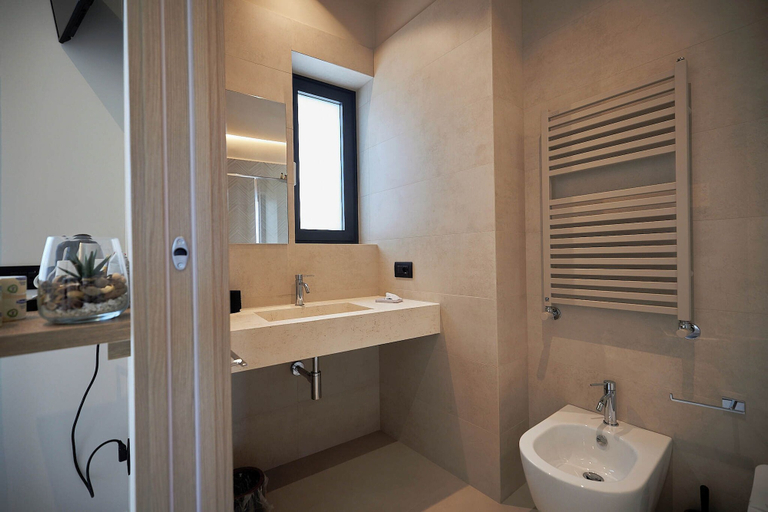 Bathroom 4, White Coast, Bari