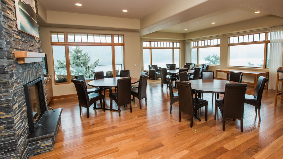 Food & Drinks, Columbia Cliff Villas Hotel, Hood River