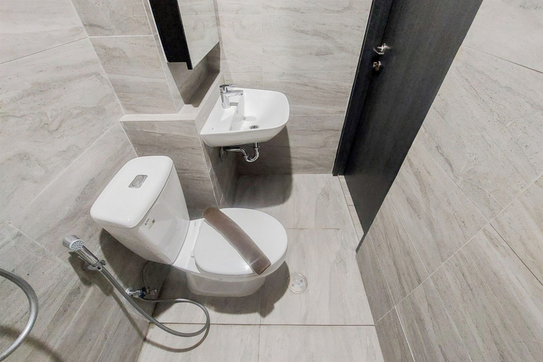 Bathroom 3, Restful And Cozy Stay Studio With Balcon At Collins Boulevard Apartment, Tangerang