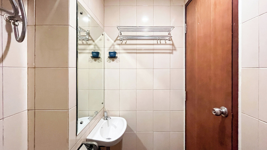 Bathroom 2, Simply And Cozy Living Studio Vida View Makassar Apartment, Makassar