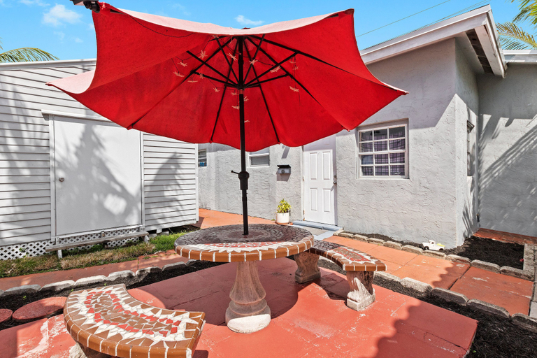 Others 5, House Close to the Lake, Broward