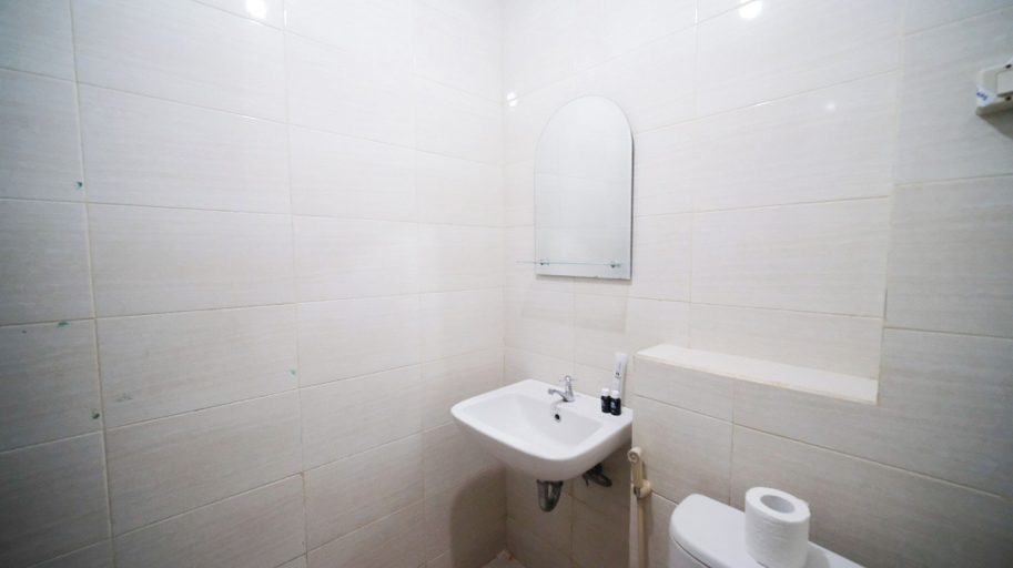 Bathroom 3, Best Price And Homey 1Br At Tamansari Prospero Apartment, Sidoarjo