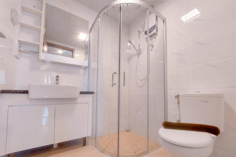 Bathroom 5, Good Place and Spacious 3BR Sky House BSD Apartment By Travelio, South Tangerang