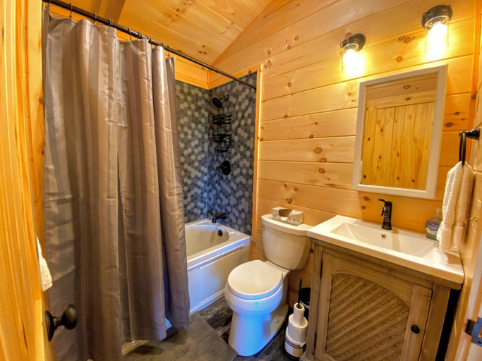 Bathroom 3, UV Log home with direct Cannon Mountain views Minutes to attractions Fireplace Pool Table AC, Grafton