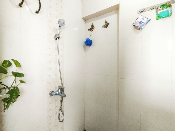 Bathroom, Nice And Comfortable Stay Studio At Gateway Ahmad Yani Cicadas Apartment, Bandung