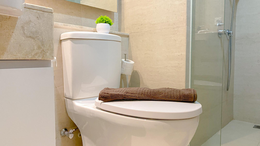 Bathroom 5, Nice and Restful Studio at Gold Coast Apartment By Travelio, Jakarta Utara