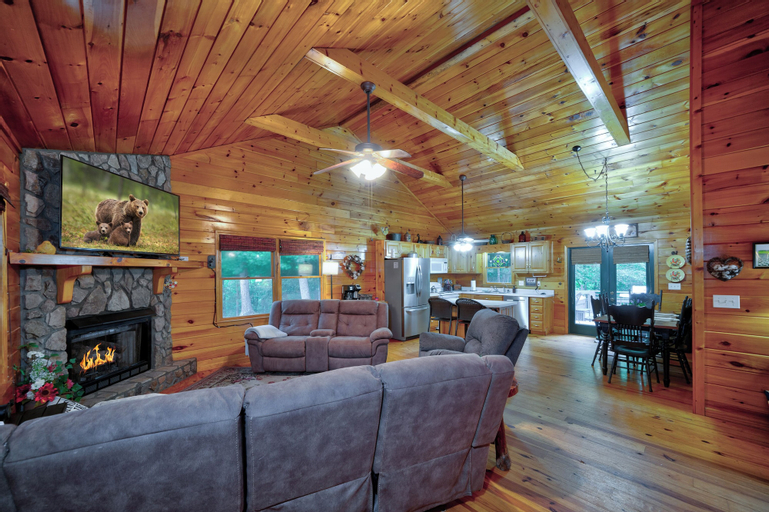 2 Bedroom Home in Ellijay! Private Hot Tub and Sunset Views, Gilmer