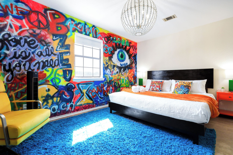 Bedroom 3, Graffiti and Glam Wonderland, Comal