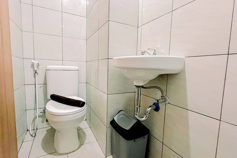 Bathroom 3, Modern Studio (No Kitchen) At Bandaraya - Tallasa City Makassar Apartment, Makassar