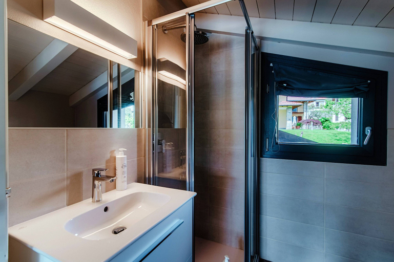 Bathroom 4, Lake's Dream, Como