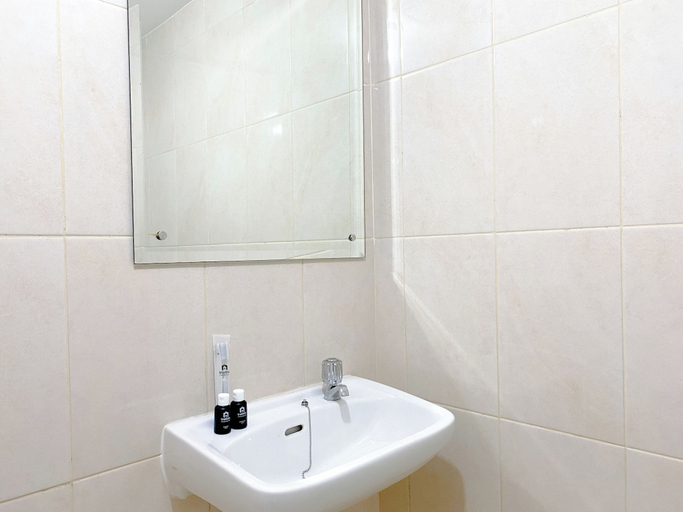 Bathroom 2, Good Choice And Comfy Studio Springlake Summarecon Bekasi Apartment, Bekasi