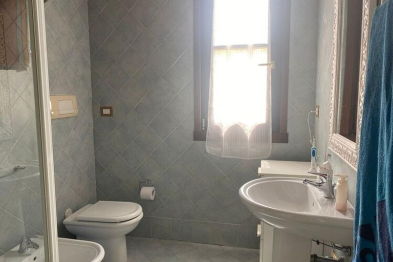 Bathroom, Nice Apartment on Ground Floor near Peschiera, Brescia