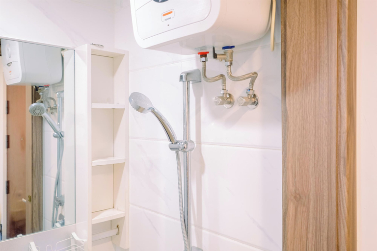 Bathroom 3, Good Studio At Sky House Bsd Apartment Near Aeon Mall, Tangerang Selatan