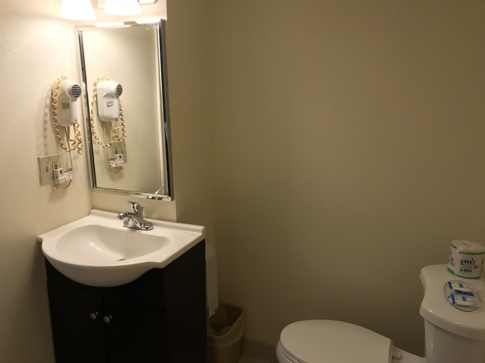 Bathroom 5, Rodeway Inn (Dillsburg), York