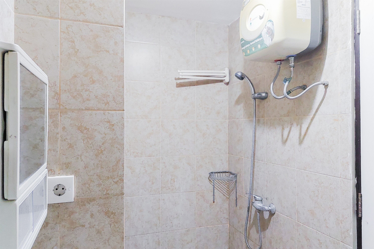 Bathroom 3, Cozy And Nice Studio At Great Western Apartment, Tangerang
