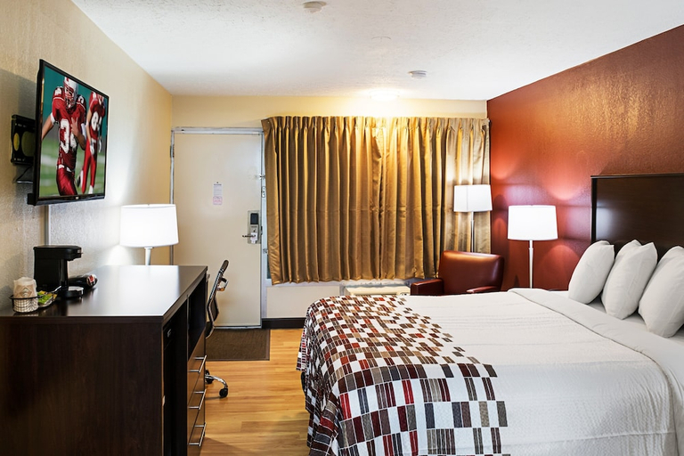 Bedroom 3, Red Roof Inn Indianapolis - Castleton, Marion
