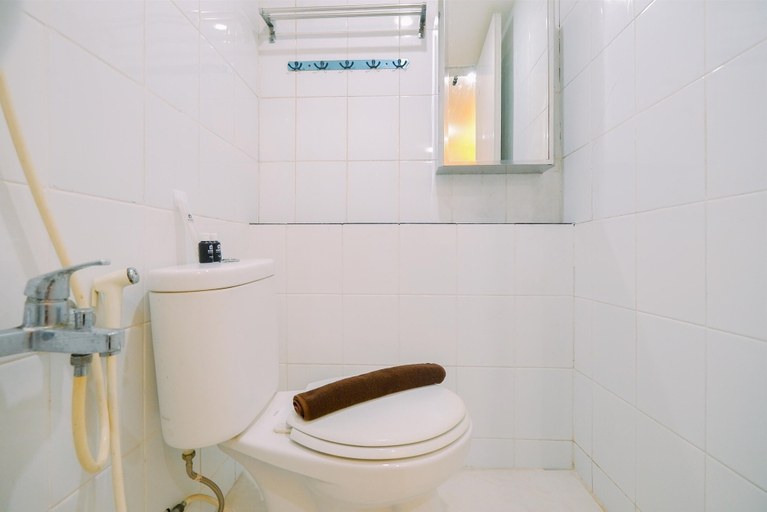 Bathroom 4, Modern And Homey 2Br At Green Pramuka City Apartment, Central Jakarta