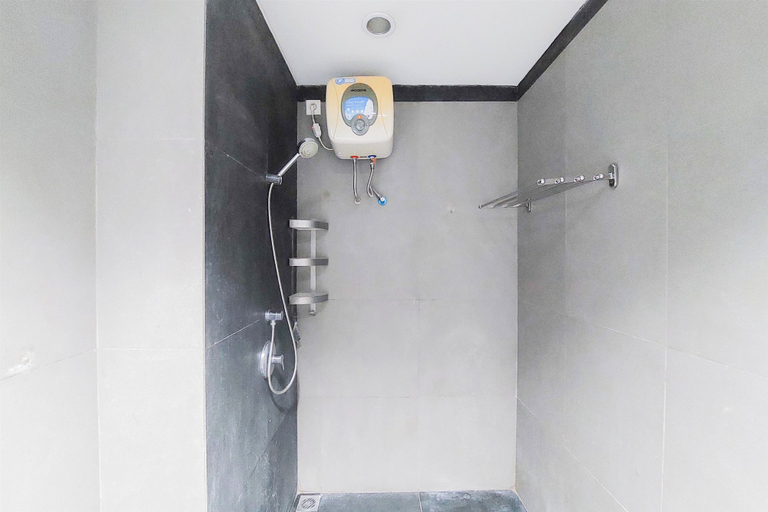 Bathroom 3, Homey And Modern 1Br At Paddington Heights Apartment, Tangerang