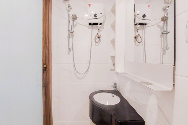 Bathroom 3, Well Furnished And Comfy Studio Sky House Alam Sutera Apartment, Tangerang