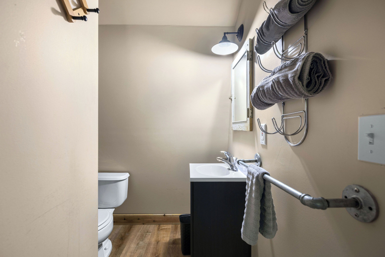 Bathroom 4, Lakeside Escape, Morgan