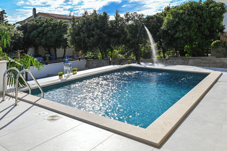Sport & Beauty 4, Villa Petra with Private pool, Pag
