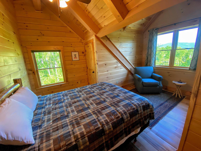 Bedroom 2, UV Log home with direct Cannon Mountain views Minutes to attractions Fireplace Pool Table AC, Grafton