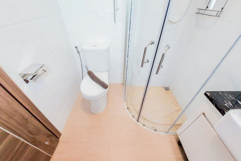 Bathroom 3, Spacious And Homey Living 3Br At Sky House Bsd Apartment, Tangerang Selatan