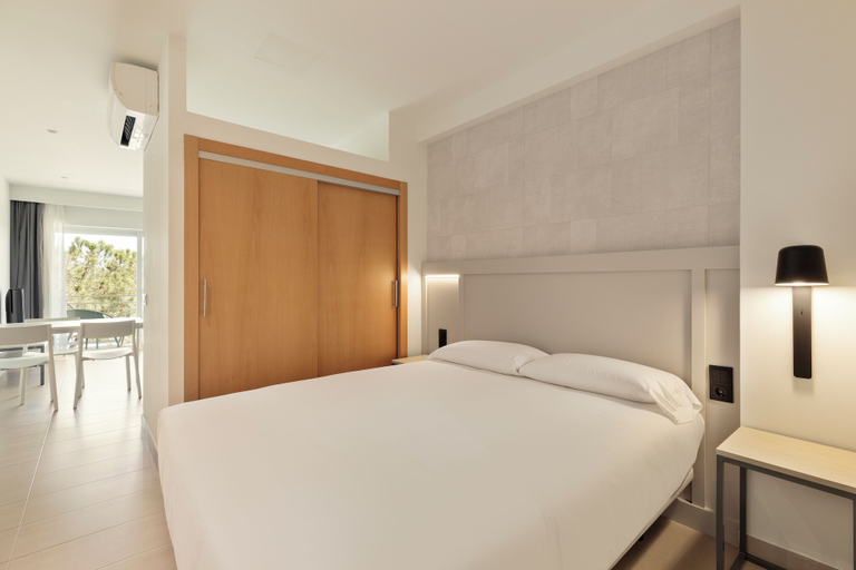 Bedroom 3, Aparthotel Xic, Girona