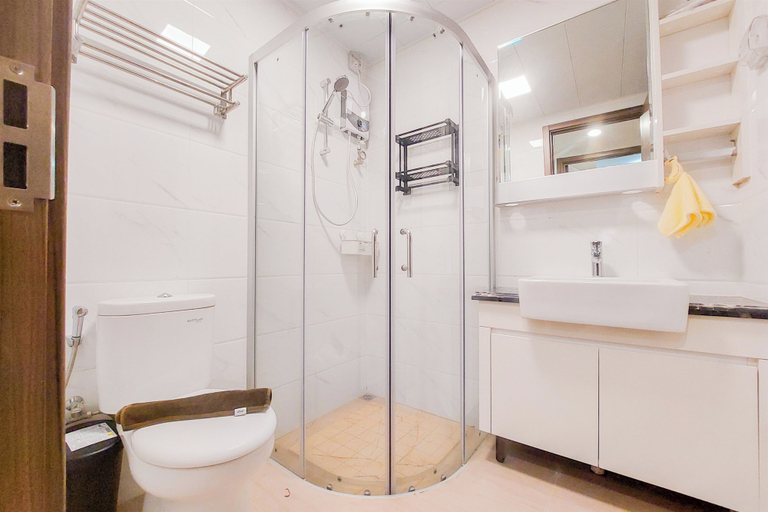 Bathroom 3, Comfy 3Br Sky House Bsd Apartment, South Tangerang