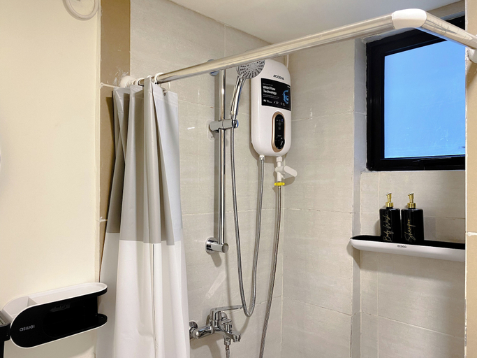 Bathroom 3, Restful And Modern Look 2Br At Meikarta Apartment, Cikarang