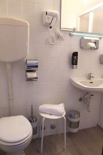 Bathroom 5, Albergo Varone, Trento