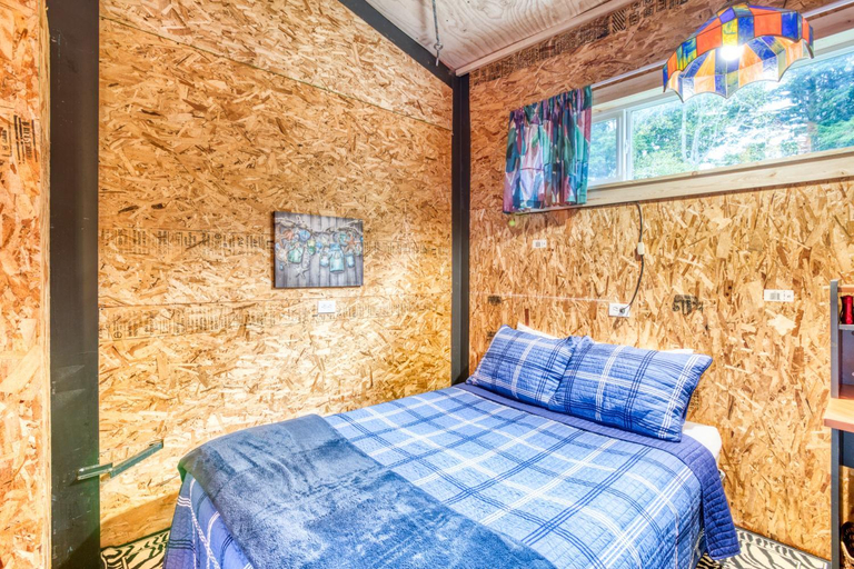 Bedroom 2, Getaway Bar on Easy Street, Tillamook