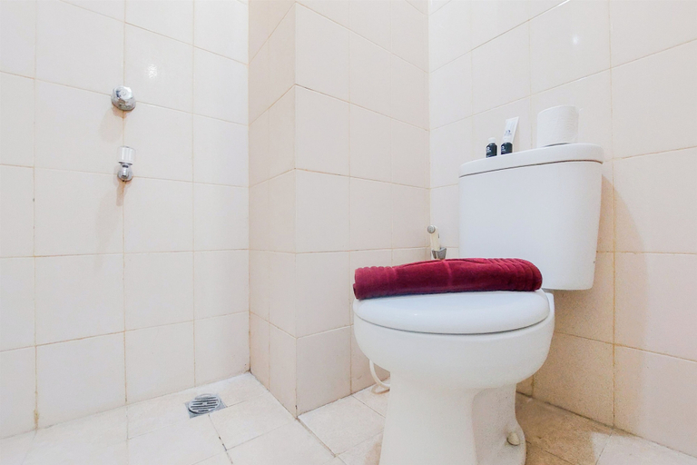 Bathroom 3, Good Deal And Comfort Stay Studio Serpong Greenview Apartment, South Tangerang