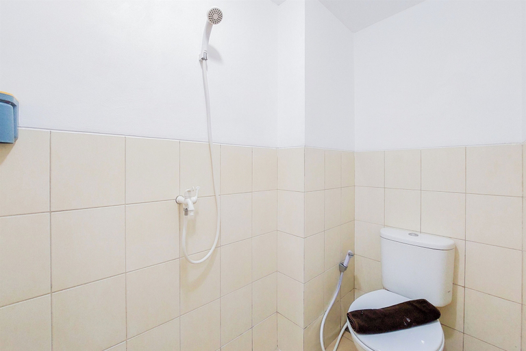 Bathroom 3, Well Furnished With Cozy Designed Studio Urbantown Serpong Apartment, Tangerang Selatan