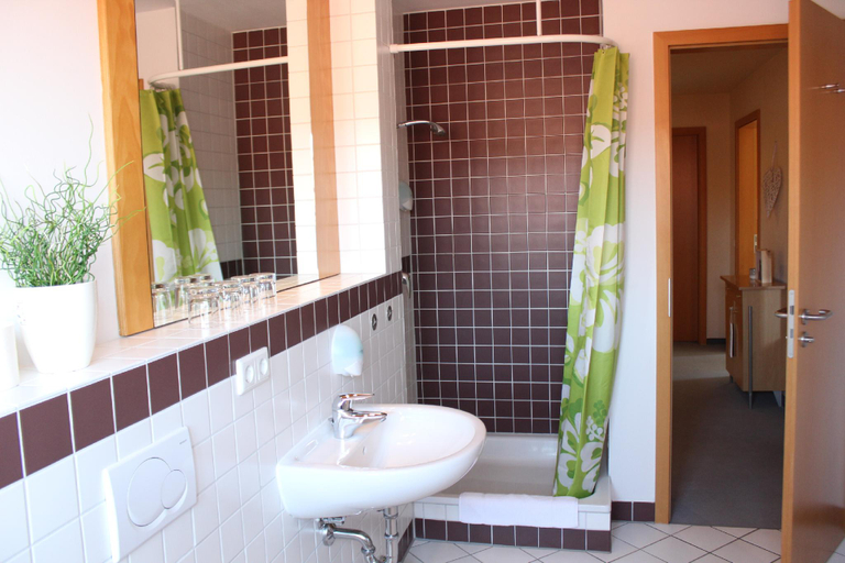 Bathroom 5, Landgasthof Wildwasser, Celle