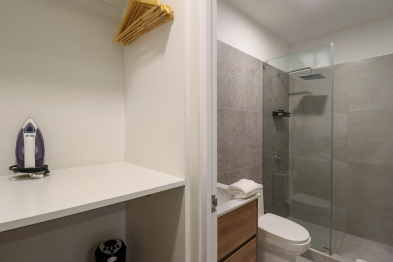 Bathroom 3, La Mar Miraflores by Wynwood House, Lima