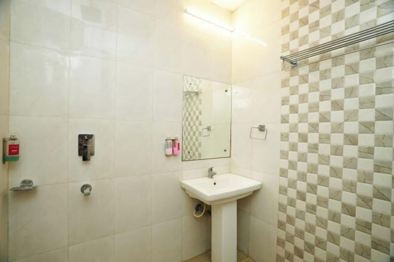 Bathroom 3, White Rock Hotel, Gurgaon