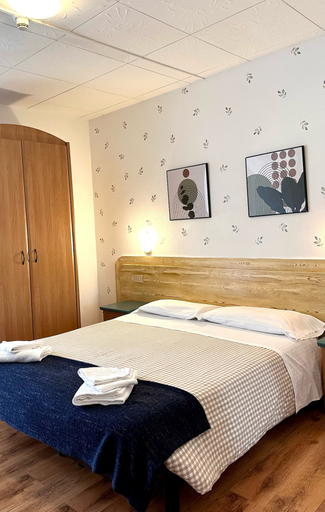 Bedroom 2, Albergo Varone, Trento