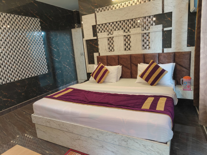 Bedroom 2, Hotel Sunshine, Reasi
