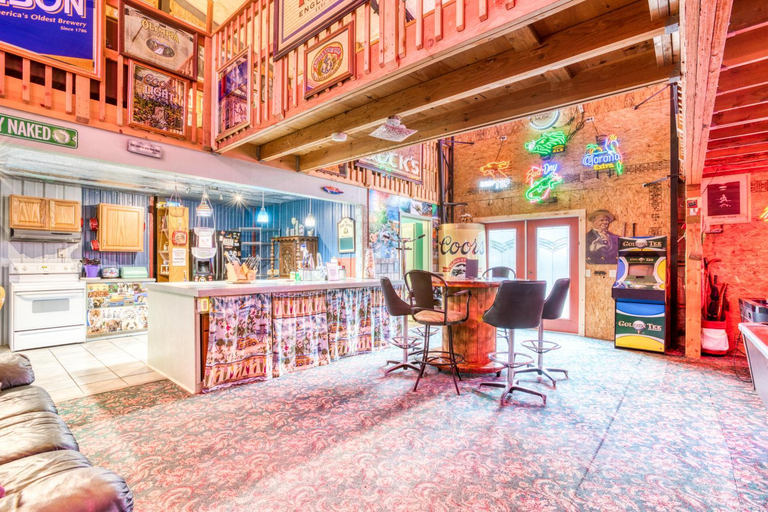 Others 4, Getaway Bar on Easy Street, Tillamook