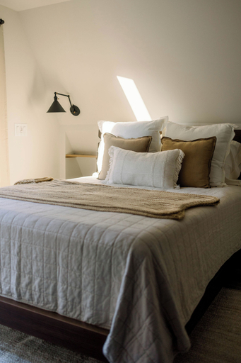 Bedroom 3, A Frame of Mind, Lumpkin