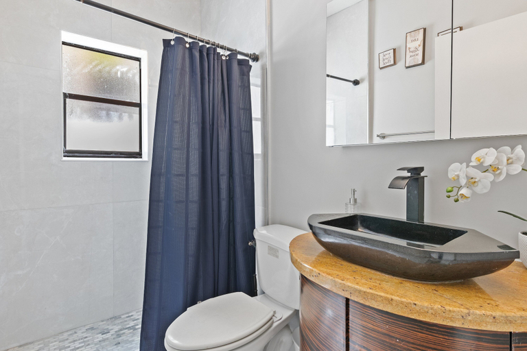 Bathroom, House Close to the Lake, Broward