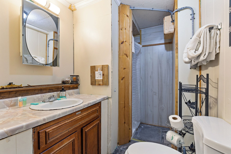 Bathroom 3, Hillbilly Highrise, Sevier
