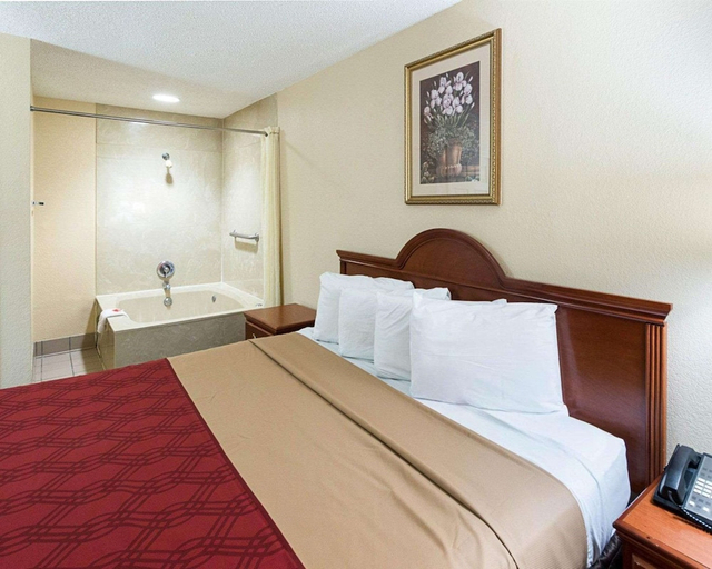 Bedroom 2, Econo Lodge Hillsboro I-35, Hill