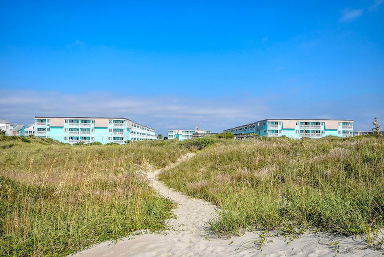 Coastal Condo with Public Atlantic Beach Access, Carteret