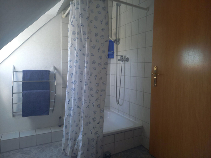 Bathroom 4, Schone Zweizimmer-ferienwohnung mit Pool im Garten, Nordwestmecklenburg