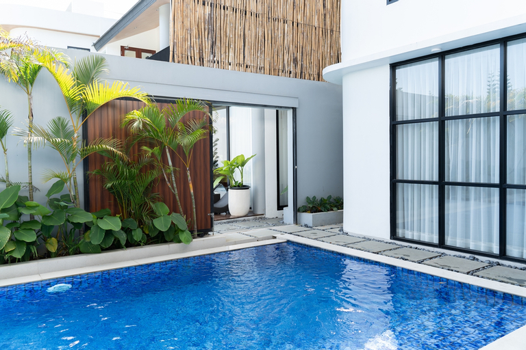 Swimming Pool 13