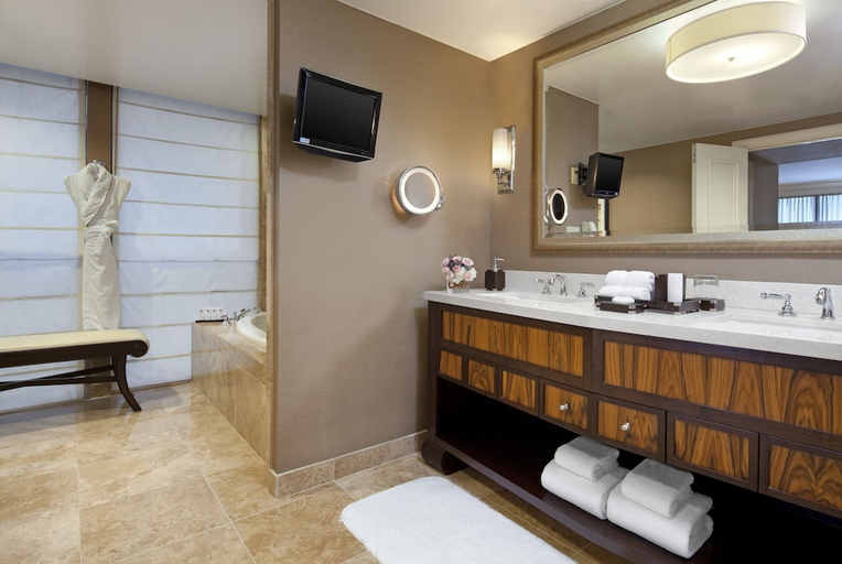 Bathroom 5, Houston Grand Hotel - River Oaks, Houston