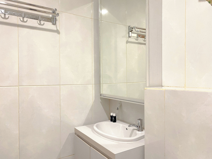 Bathroom 2, Minimalist Studio Grand Kamala Lagoon Apartment, Bekasi