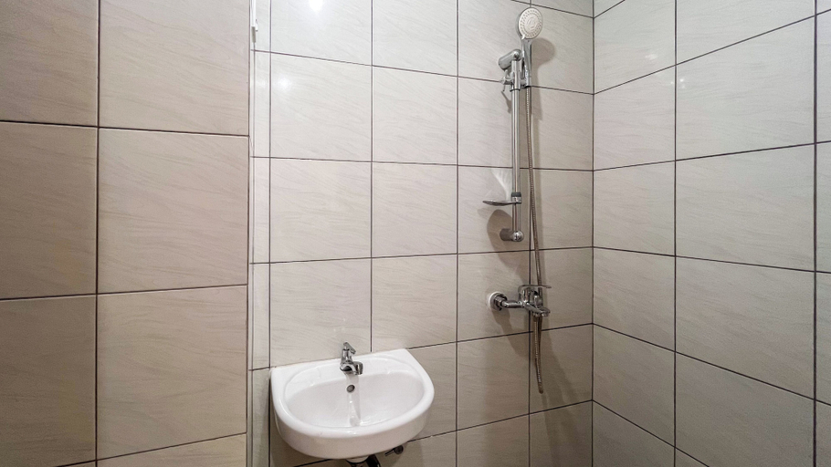 Bathroom, Restful Studio (No Kitchen) Apartment At Bandaraya - Tallasa City Makassar, Makassar